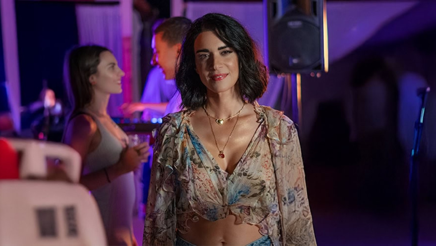 Στέφανη Κρασσά: Εντυπωσιάζει το νέο της τραγούδι με τίτλο «Πιο πολύ»