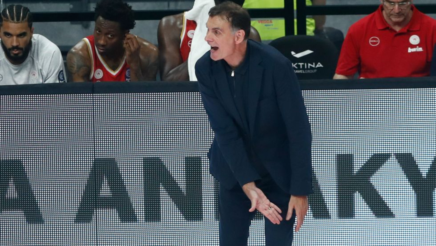 Ολυμπιακός: Εκτός εαυτού ο Μπαρτζώκας-Ένταση και ύβρεις στην εξέδρα