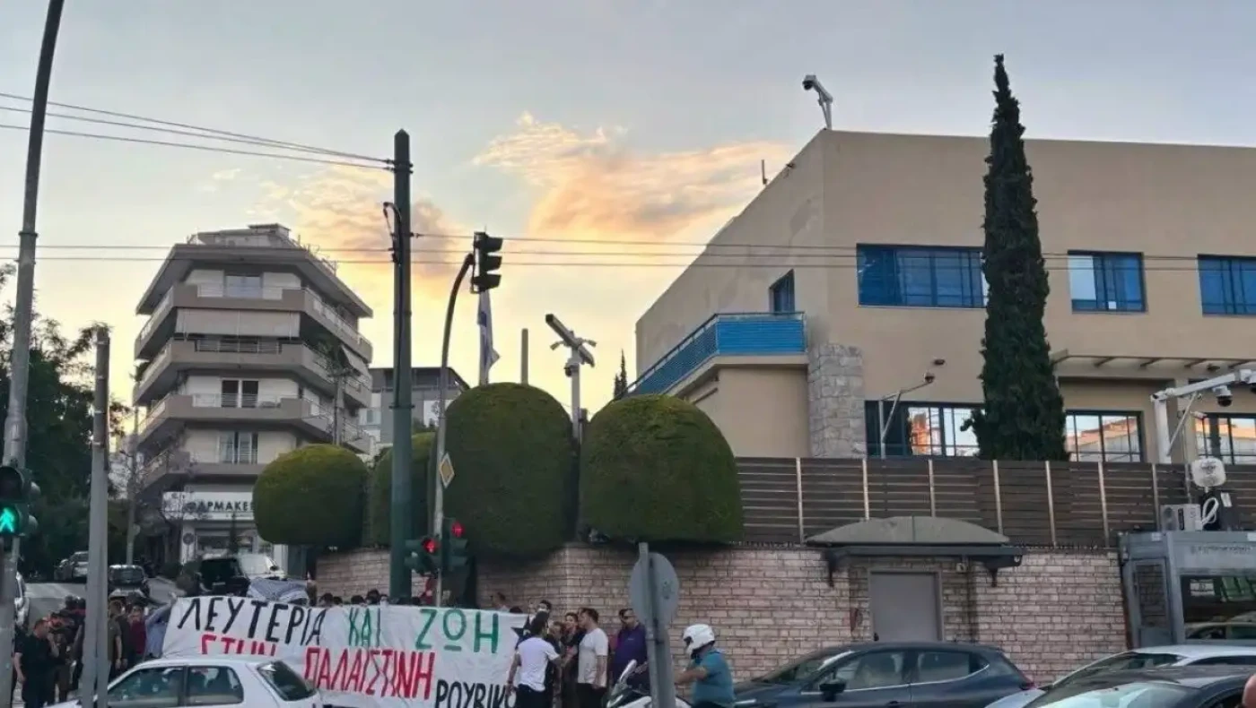 Μέλη του Ρουβίκωνα πέταξαν τρικάκια έξω από την πρεσβεία του Ισραήλ