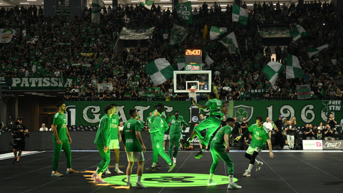 Παναθηναϊκός-Ολυμπιακός: SOLD out το ΟΑΚΑ-Εντυπωσιακό το glass floor σε πράσινο και κόκκινο φόντο