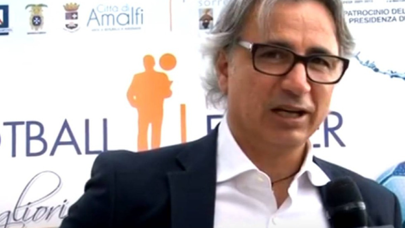 H συγκλονιστική εξομολόγηση του Αντρέα Καρνεβάλε: «Ο πατέρας μου σκότωσε τη μάνα μου με τσεκούρι, χρόνια μετά αυτοκτόνησε μπροστά μου»