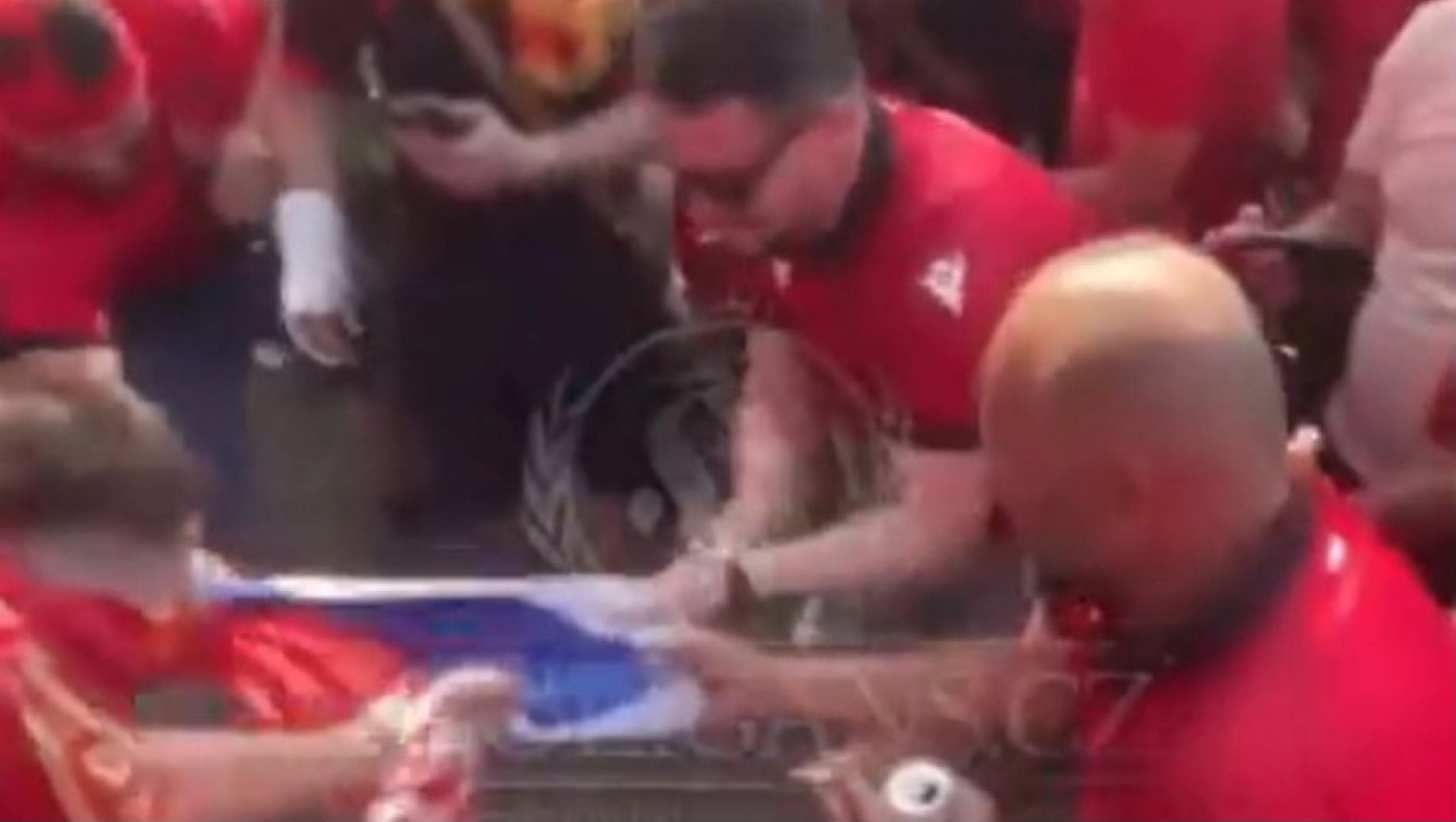 Ακραίος φανατισμός στα Τίρανα: Αλβανοί οπαδοί έσκισαν σερβική σημαία πριν το Αλβανία-Σερβία