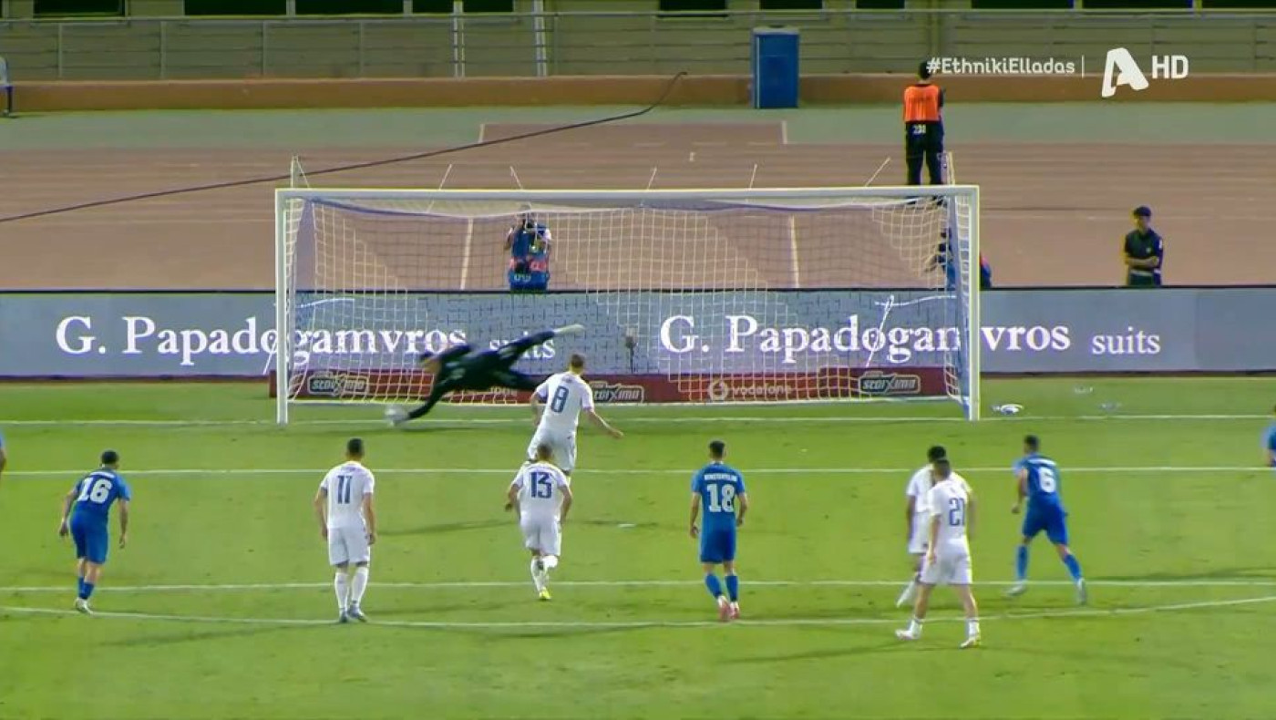 Ελλάδα-Σλοβακία: Η εντυπωσιακή διπλή απόκρουση του Μανδά στο πέναλτι του Ντούντα