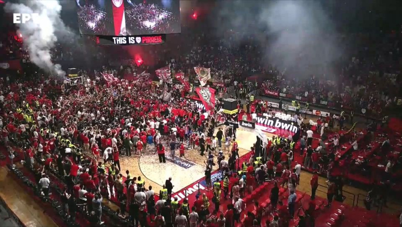 Φέρες: Οπαδοί του Ολυμπιακού πανηγύρισαν στο νεκροταφείο (vid)