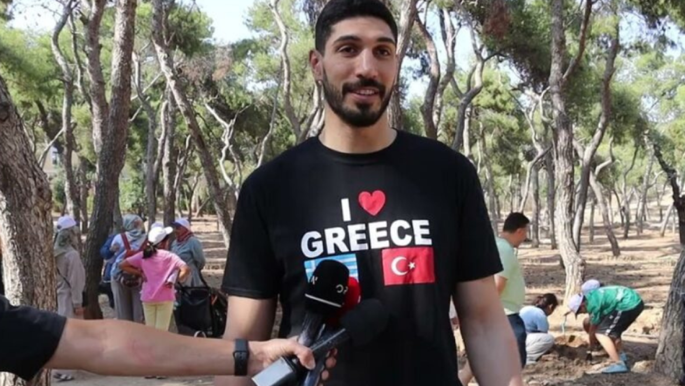 Φύτεψε δέντρα στο Άλσος Ευελπίδων ο Ενές Καντέρ