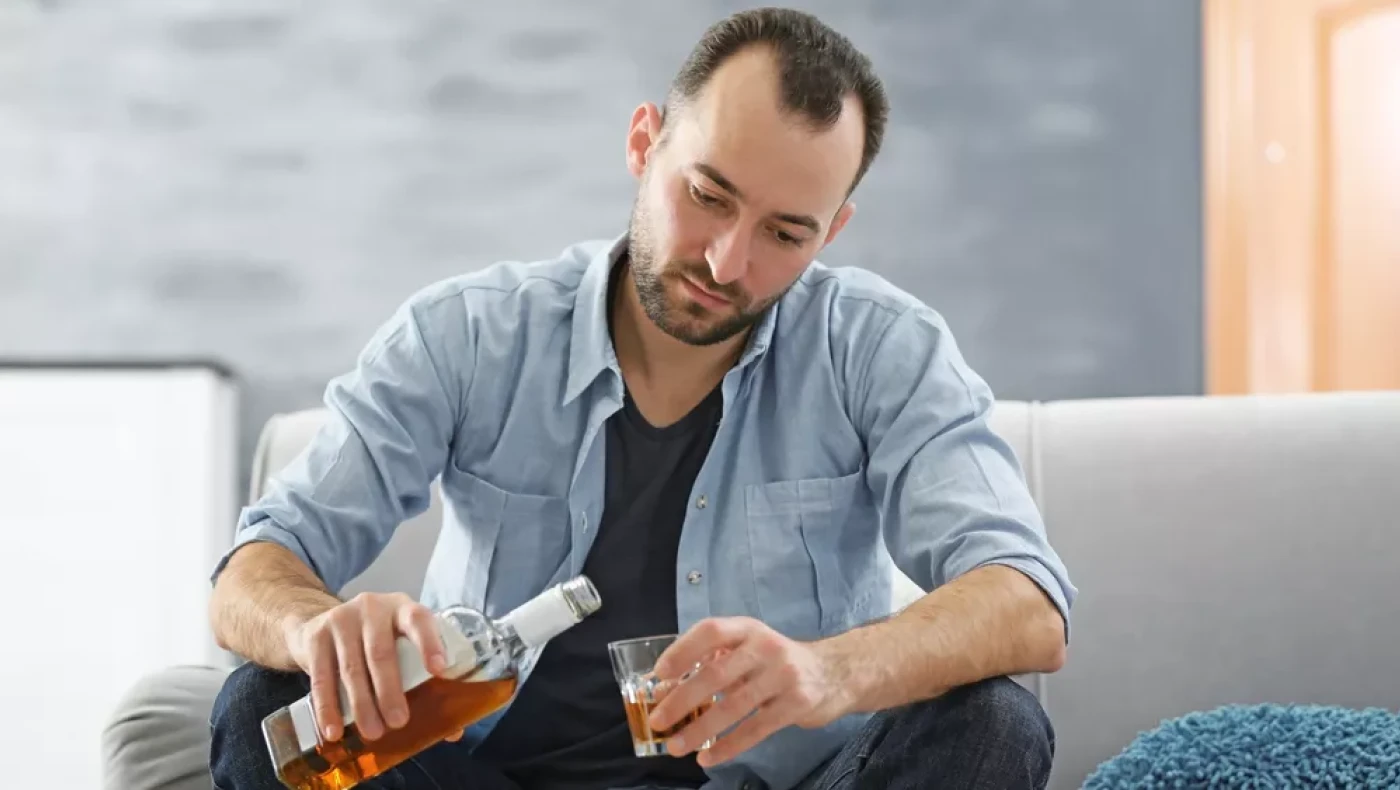 Πόσα αλκοολούχα ποτά την εβδομάδα αυξάνουν τον κίνδυνο εγκεφαλικών βλαβών