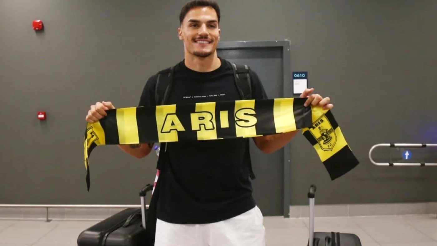 Άρης: Χαμογελαστός και με «κιτρινόμαυρο» κασκόλ ο Άλβαρο