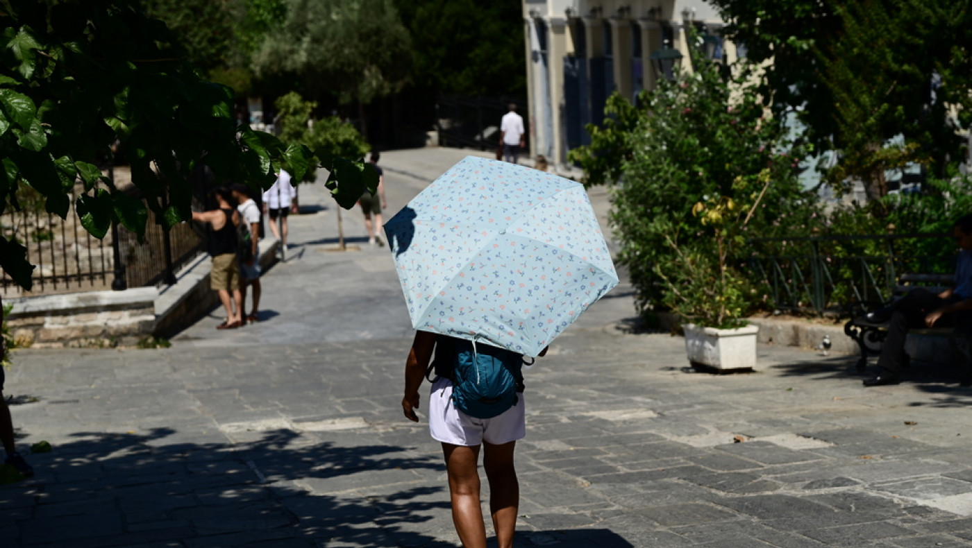Έκτακτα μέτρα για τον καύσωνα: Τι ισχύει για παύση εργασιών και τηλεργασία