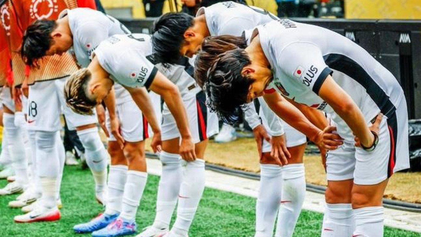 Σπάνιο σκηνικό: Οι παίκτες της Ουράβα υποκλίθηκαν στους οπαδούς μετά τον αποκλεισμό