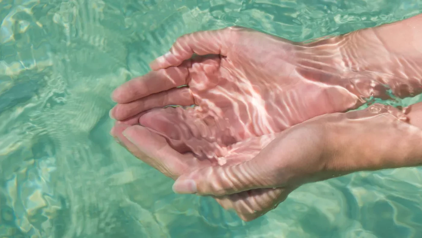 Να γιατί ζαρώνουν τα δάχτυλά μας στο νερό