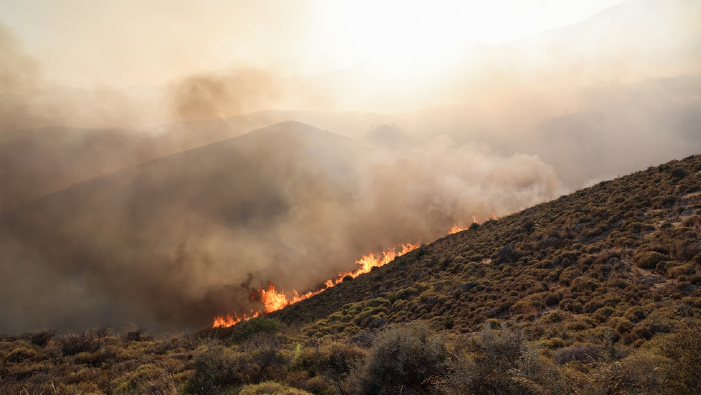 Χίος: Καίει ανεξέλεγκτο το πύρινο μέτωπο-Απειλούνται κατοικημένες περιοχές