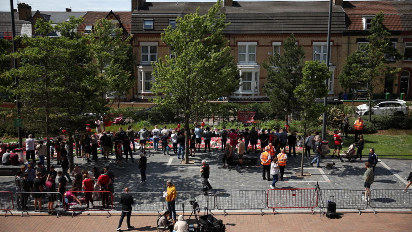 Οι οπαδοί της Λίβερπουλ τιμούν τη μνήμη του Ζότα στο Άνφιλντ