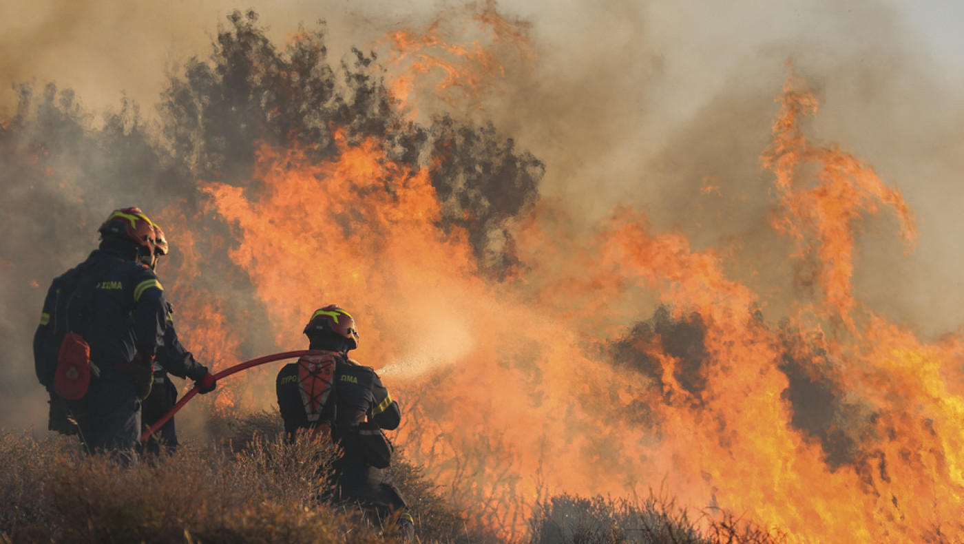 Αναζωπύρωση της φωτιάς στην Ιεράπετρα: Μήνυμα του 112 για εκκένωση τεσσάρων οικισμών