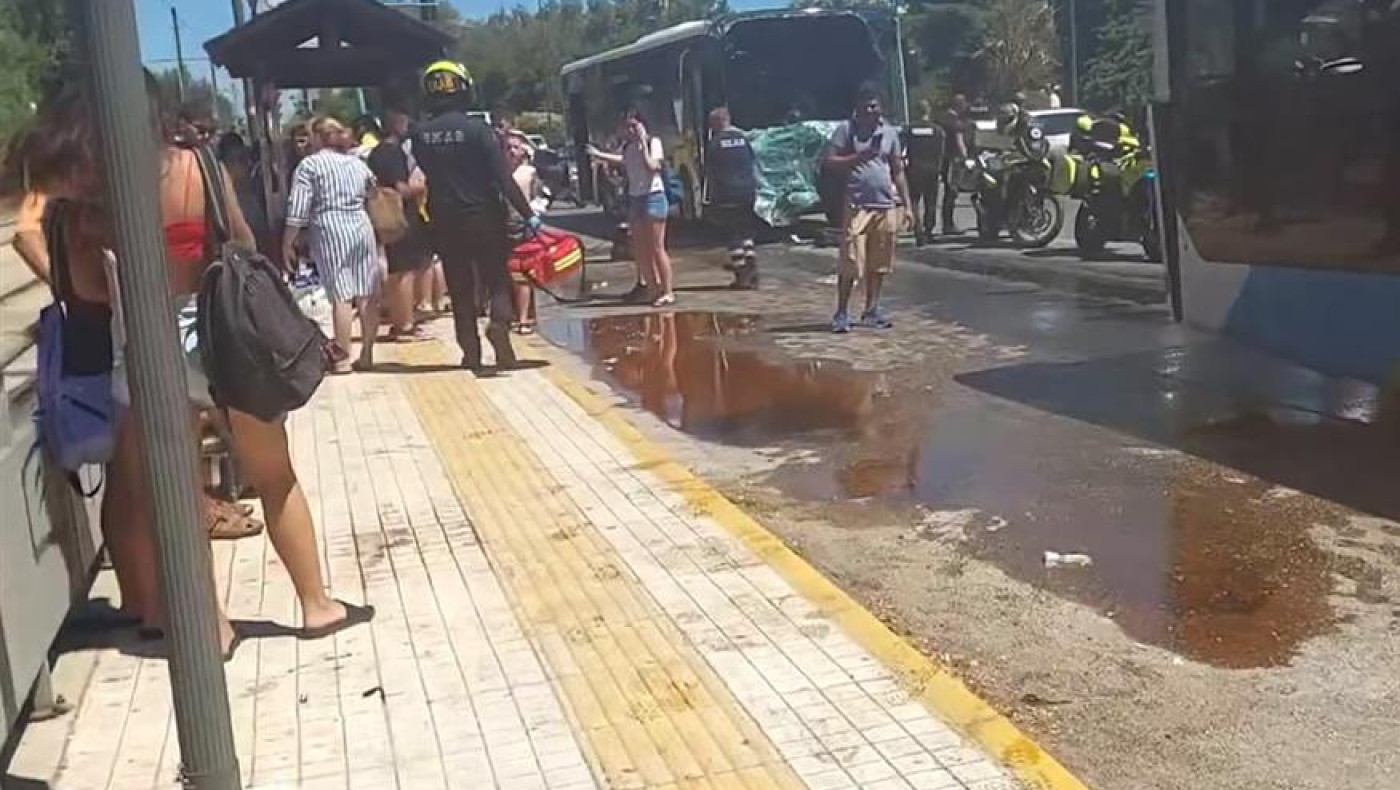 Βούλα: Σφοδρή σύγκρουση δύο λεωφορείων-Τουλάχιστον 10 οι τραυματίες