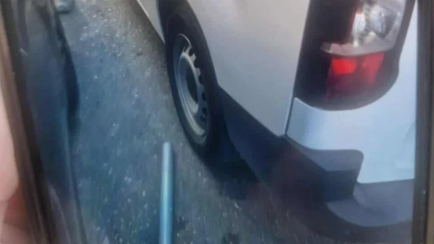 Πάτρα: Σωλήνας έφυγε από οικοδομή και έπεσε πάνω σε αυτοκίνητα