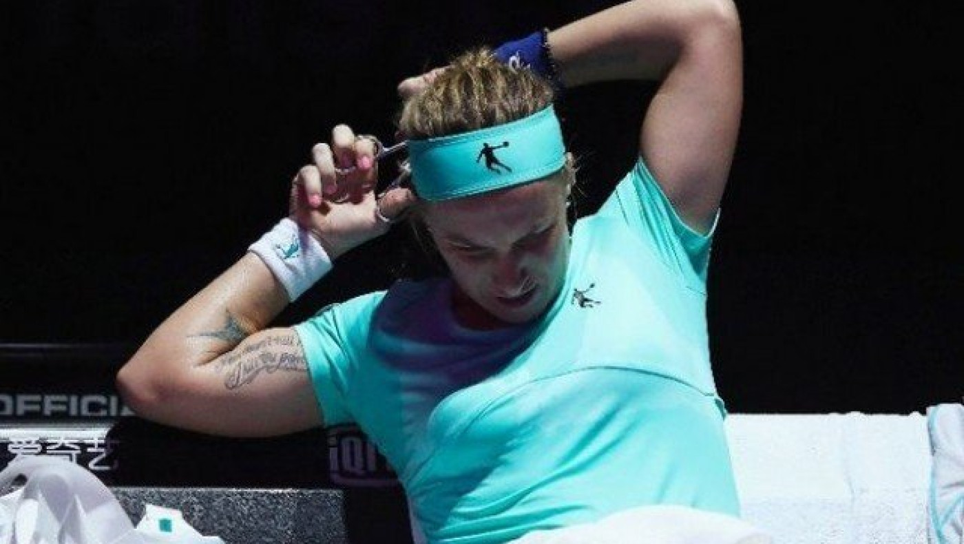 Άφησε τον    αγώνα   και πήγε για… κούρεμα (video)