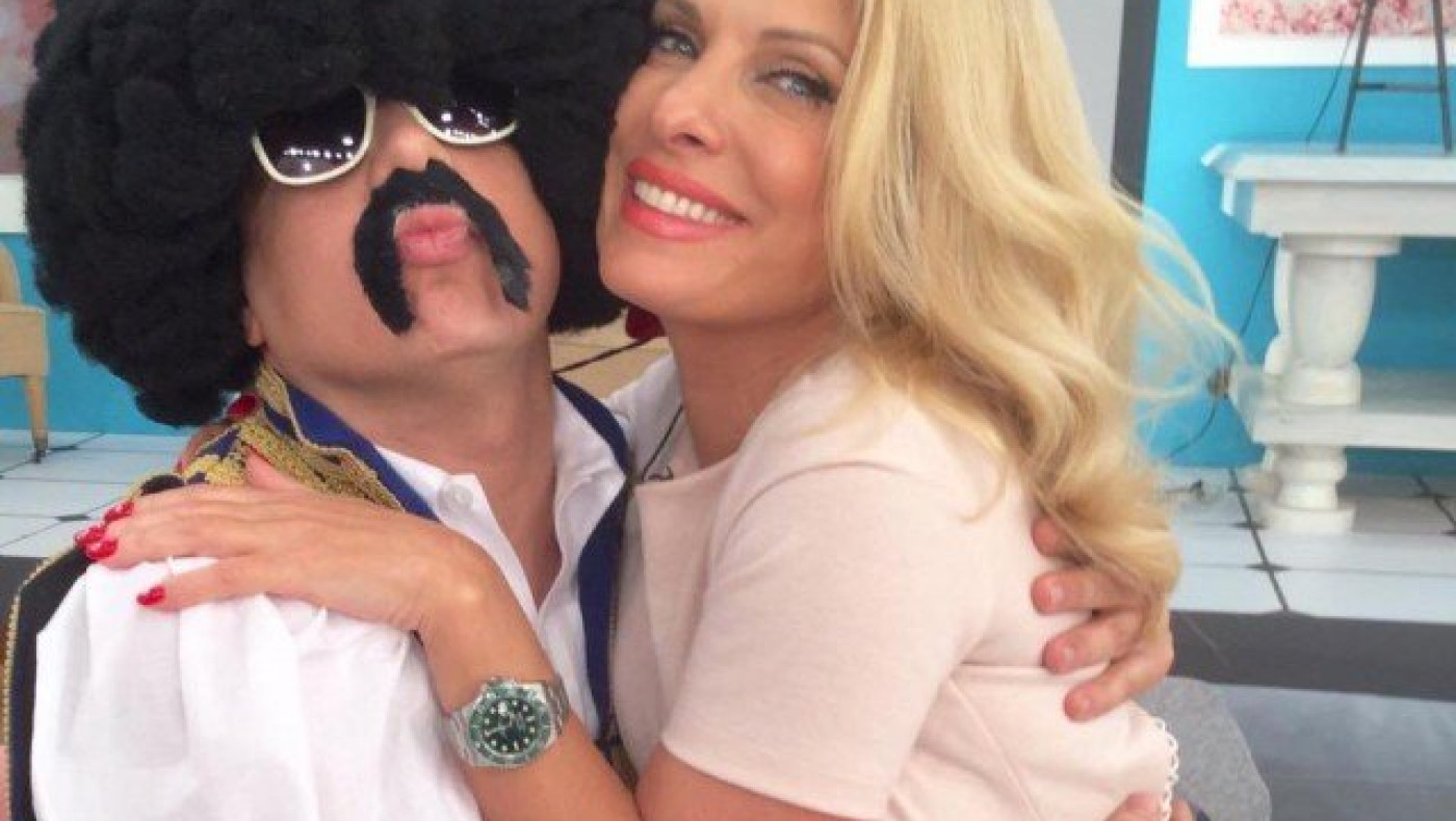 O τσολιάς της Ελληνοφρένειας μπήκε στο καμαρίνι της Μενεγάκη (ΒΙΝΤΕΟ)