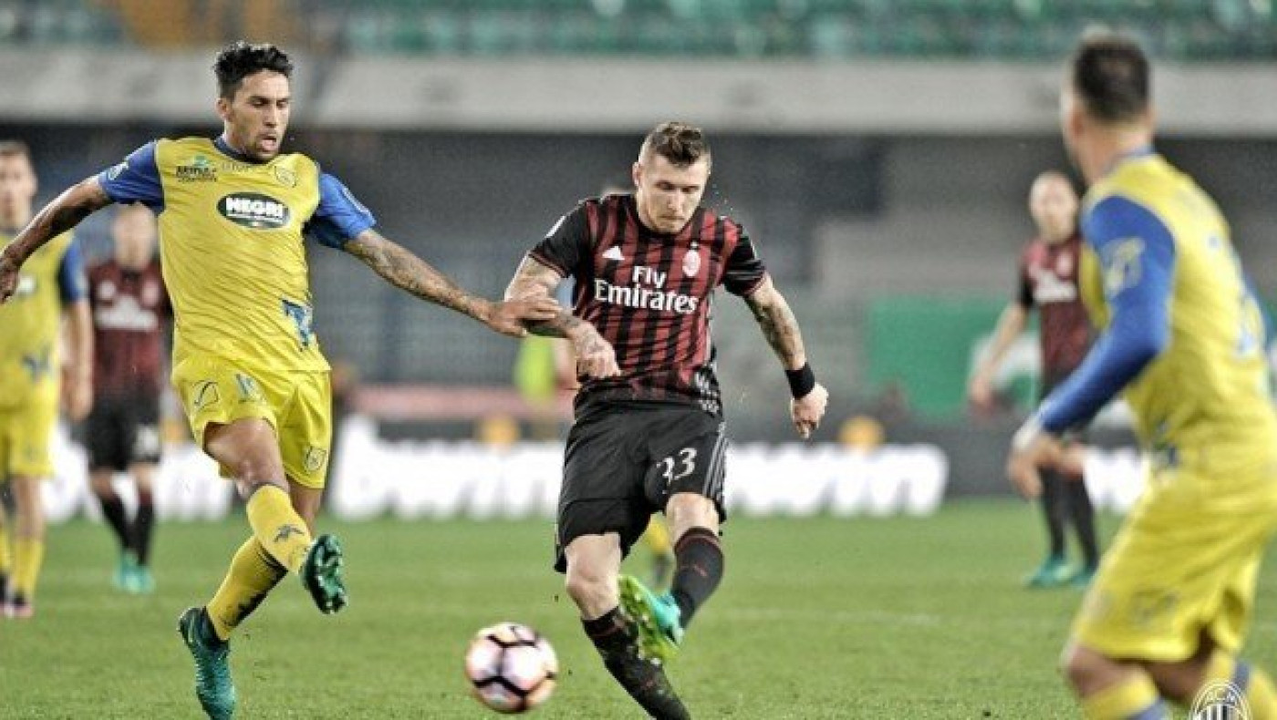 Πέρασε από τη Βερόνα και ανέβηκε στη δεύτερη θέση η Μίλαν