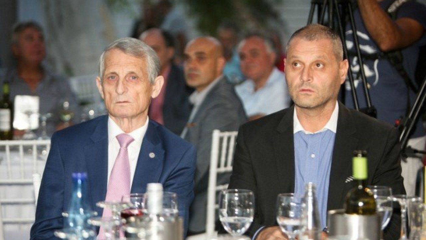 Της κακομοίρας: Πουλάει     τρέλα    ο Ελευθεριάδης