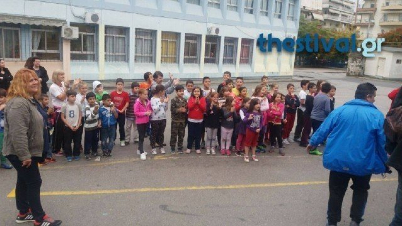 Θεσσαλονίκη: Τα ελληνόπουλα καλωσόρισαν τα προσφυγόπουλα στο σχολείο