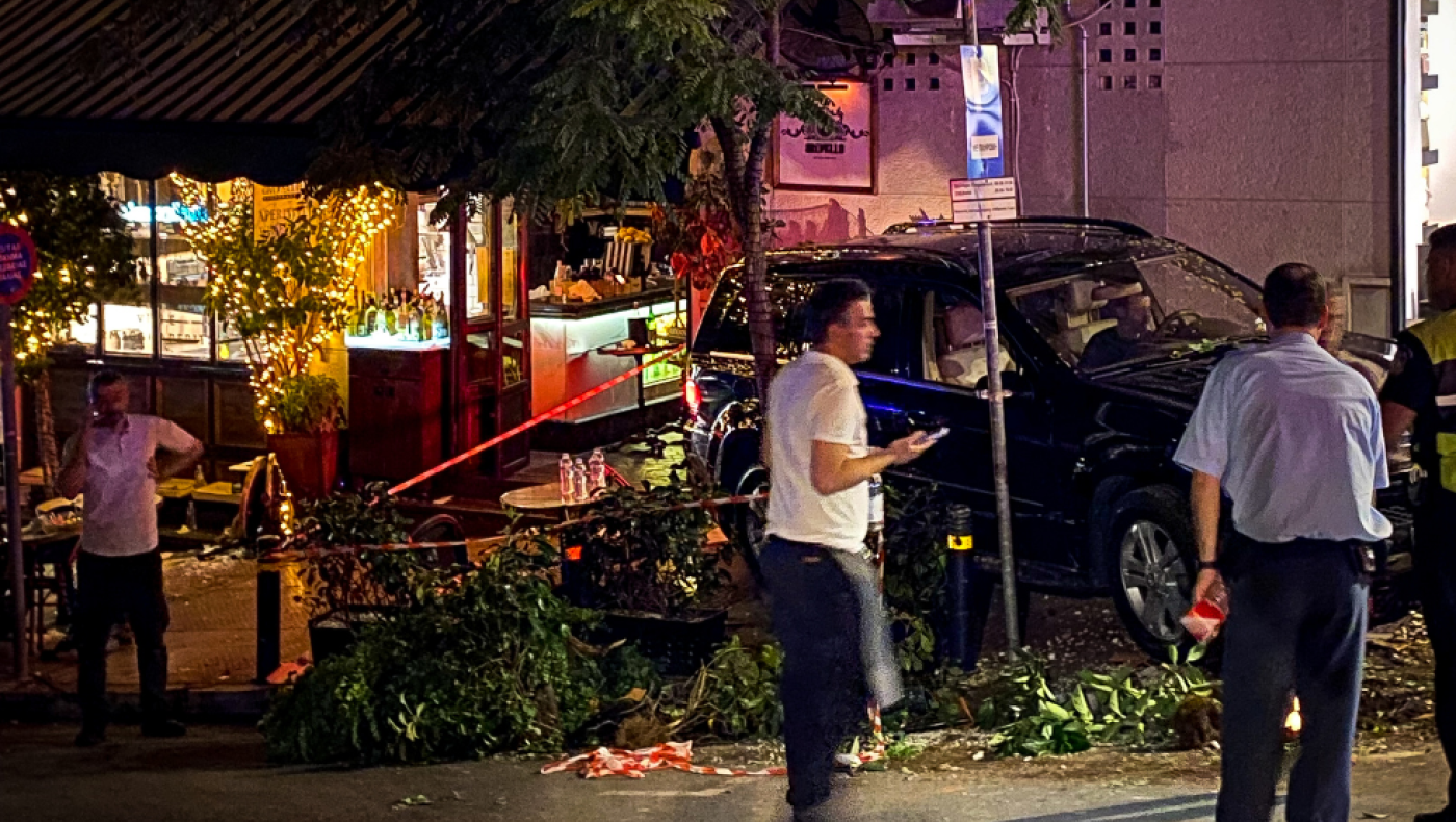 Κολωνάκι: Ποιος πληρώνει τις αποζημιώσεις της Mercedes που έφυγε από τον... παρκαδόρο;