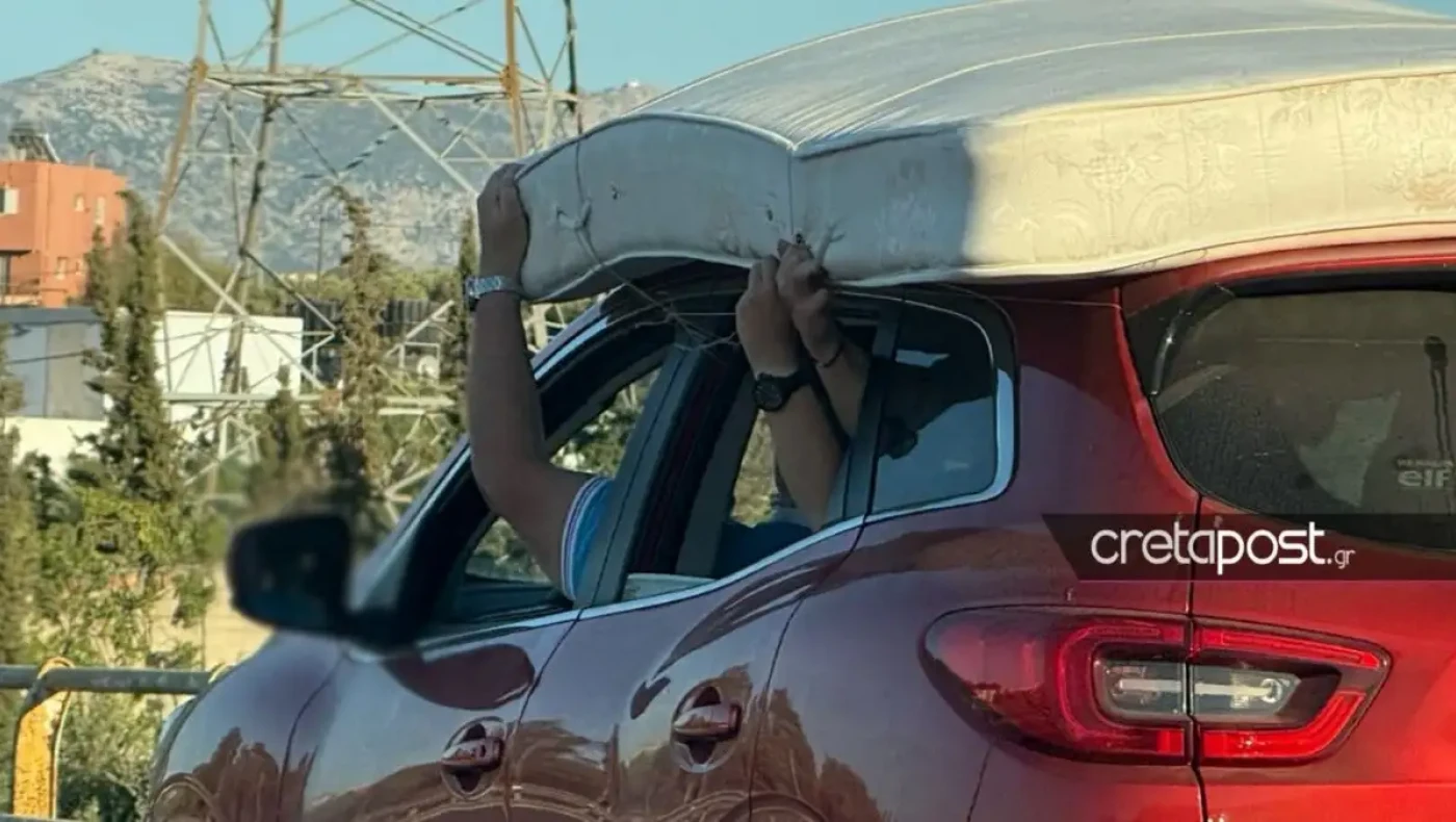 Κρήτη: Μετέφεραν στρώμα στην οροφή αυτοκινήτου και το κρατούσαν με τα χέρια τους