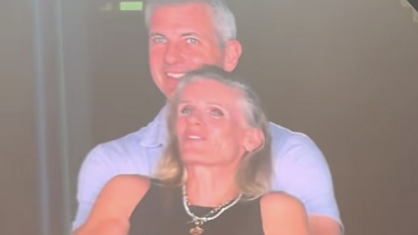 O CEO και η παράνομη σχέση-Νέο βίντεο: Οι τρυφερές στιγμές πριν τους «πιάσει» η κάμερα