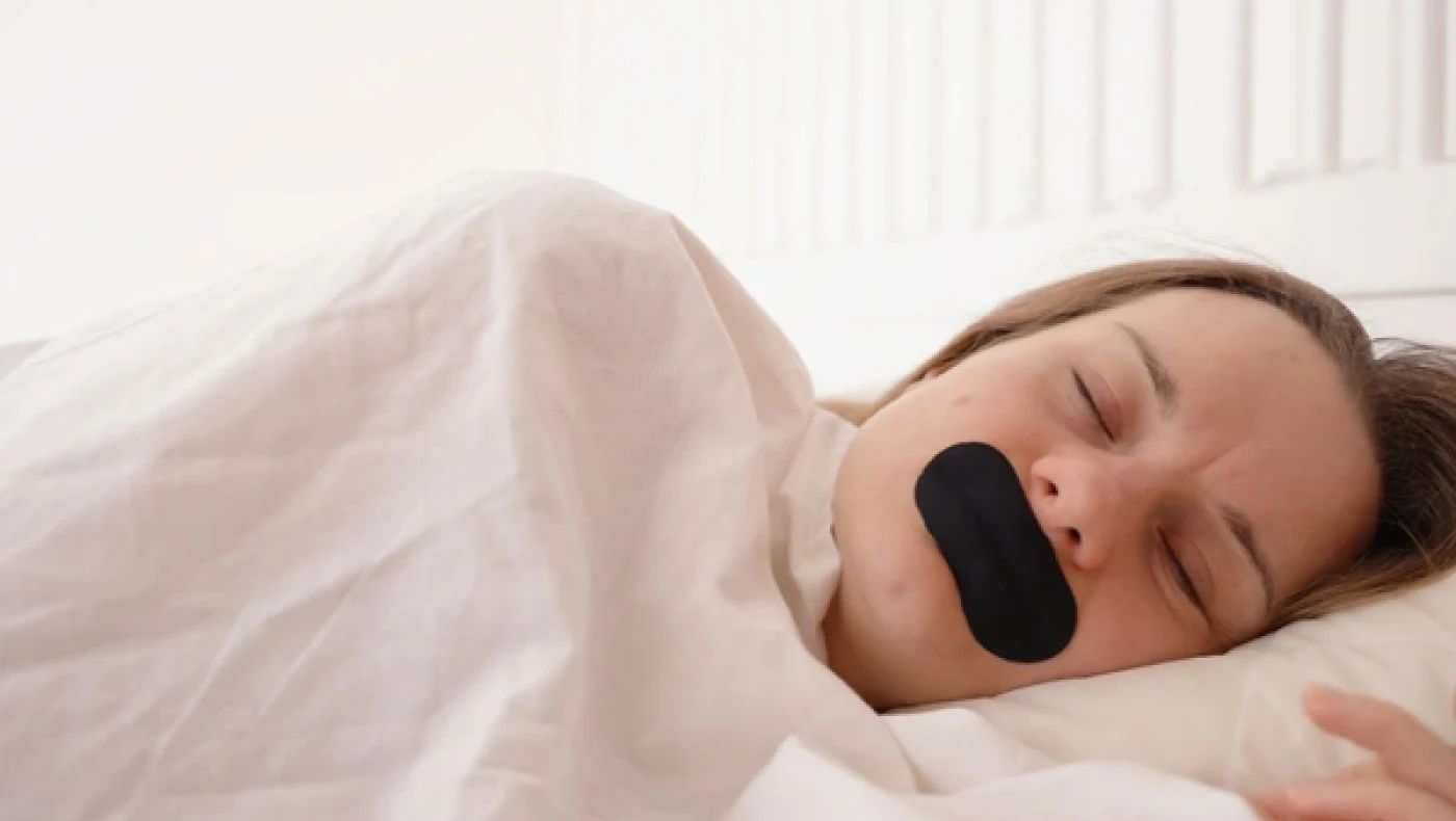 Ταινία στο στόμα: Βοηθά στον καλύτερο ύπνο;