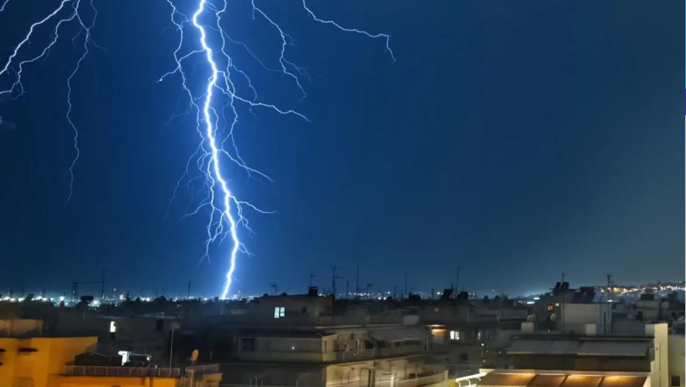 Έντονη βροχόπτωση στη Θεσσαλονίκη: «Ποτάμια» οι δρόμοι από την ξαφνική μπόρα