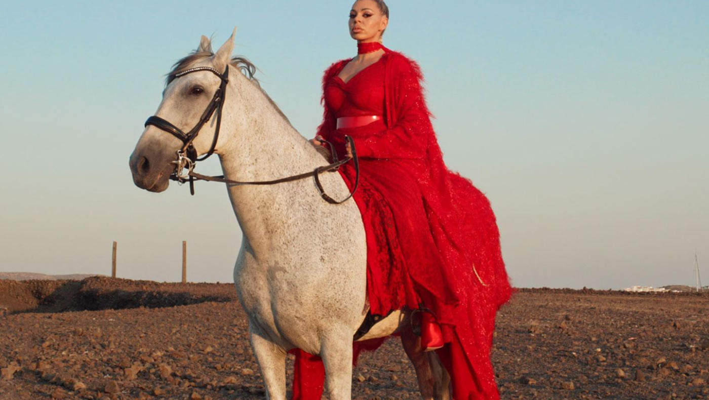 «Πήγα σε Μάγισσες»: Η  Johanna δίνει νέα πνοή στη μεγάλη επιτυχία του Χρήστου Νικολόπουλου