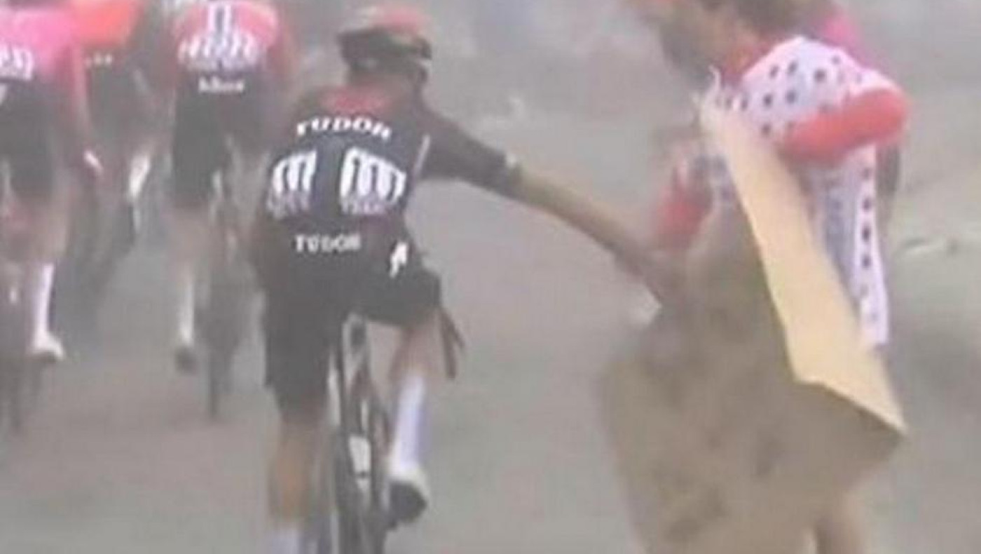 Απίστευτο στον Γύρο της Γαλλίας: Ποδηλάτης άρπαξε πλακάτ και το έσκισε
