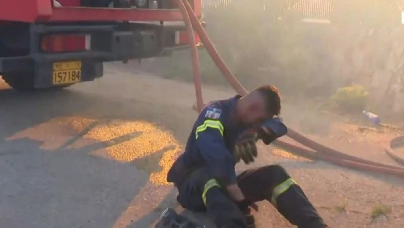 Συγκλονιστική στιγμή στο Κρυονέρι: Εθελοντής πυροσβέστης καταρρέει εν ώρα μάχης με τις φλόγες