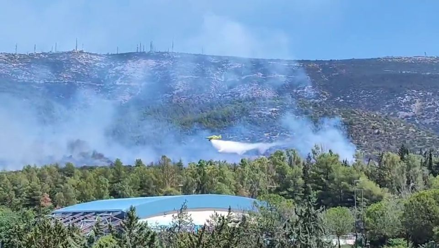 Πυρκαγιά στους πρόποδες του Υμηττού: Ρίψεις νερού πάνω από του Ζωγράφου