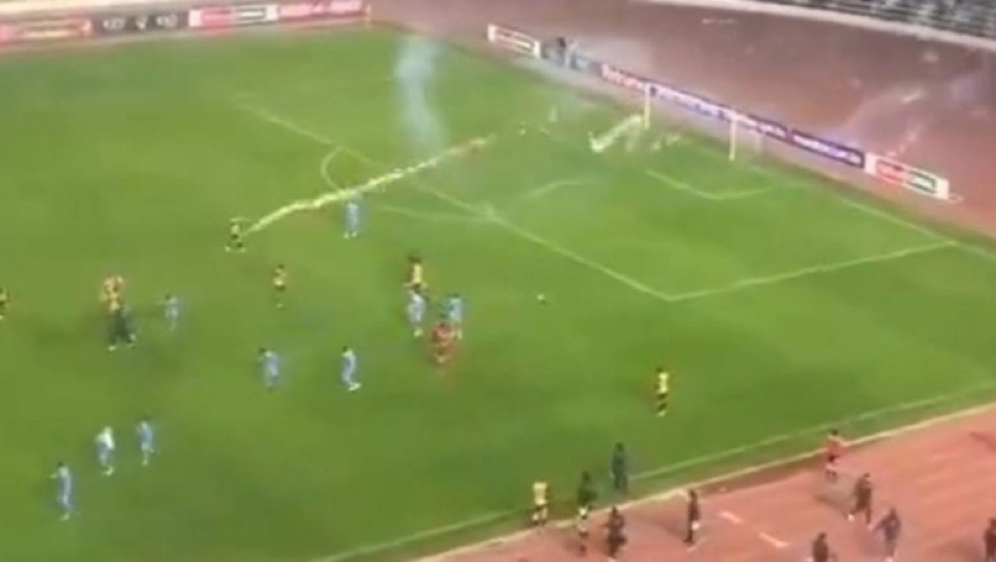 Οπαδοί στη Βολιβία πέταξαν βεγγαλικά, τραυματίζοντας ποδοσφαιριστή της ομάδας τους