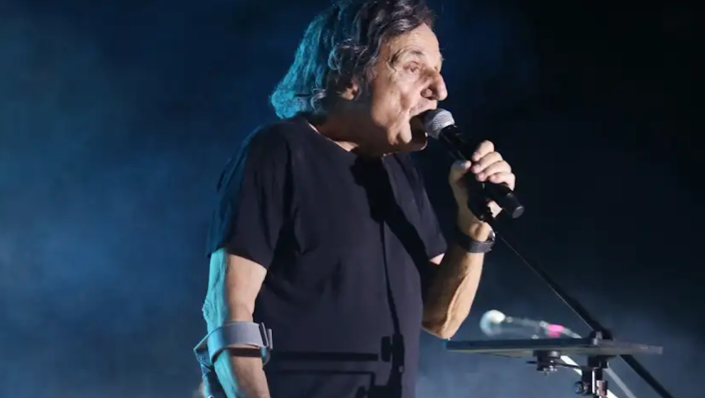 Βασίλης Παπακωνσταντίνου: Τραγούδησε στο Ναύπλιο με... πατερίτσα