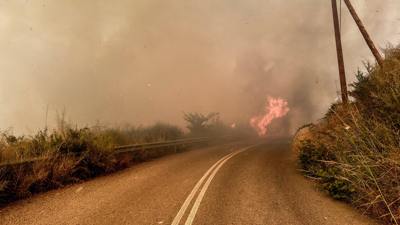 Ανεξέλεγκτη η φωτιά στη Βρυσούλα Πρεβέζης-Σε ύφεση τα μέτωπα σε Κερατέα και Χελιδόνι