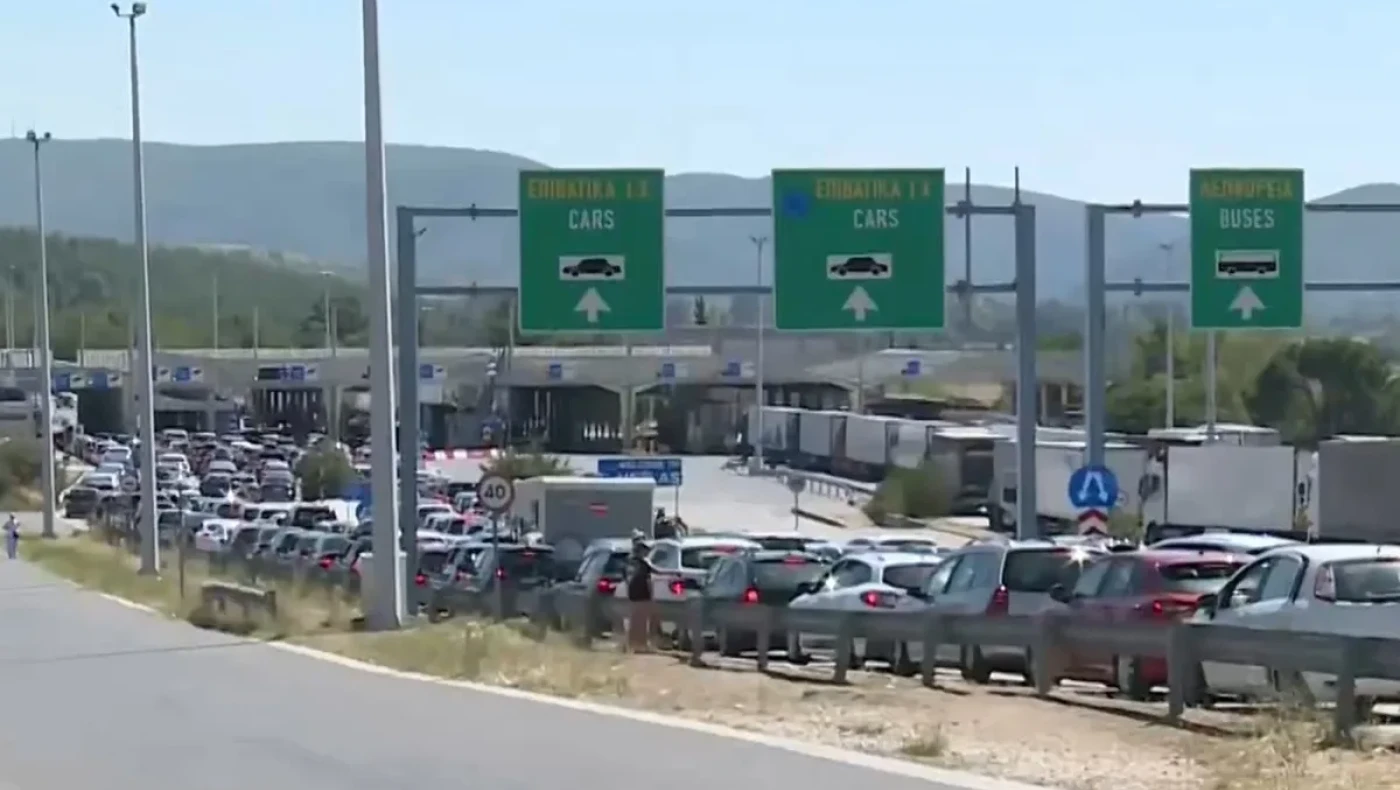 Εύζωνοι-Ουρές χιλιομέτρων στα σύνορα: Χιλιάδες εκδρομείς περνούν στην Ελλάδα για διακοπές