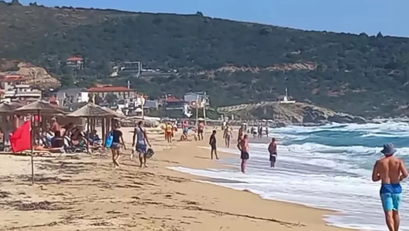 Χαλκιδική: Τα έντονα κύματα στη Σάρτη έφεραν… κόκκινη σημαία για τους λουόμενους