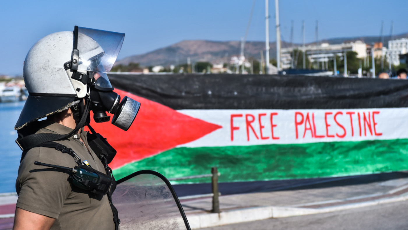 Βόλος: Κρότου λάμψης από τα ΜΑΤ στο λιμάνι στην άφιξη πλοίου με Ισραηλινούς