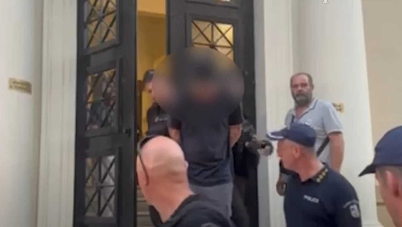 «Μπράβο, λεβέντη μου»... Χειροκροτήματα από την οικογένεια και τους φίλους του για τον 25χρονο που κατηγορείται για τη φωτιά στο Γηροκομείο Πάτρας