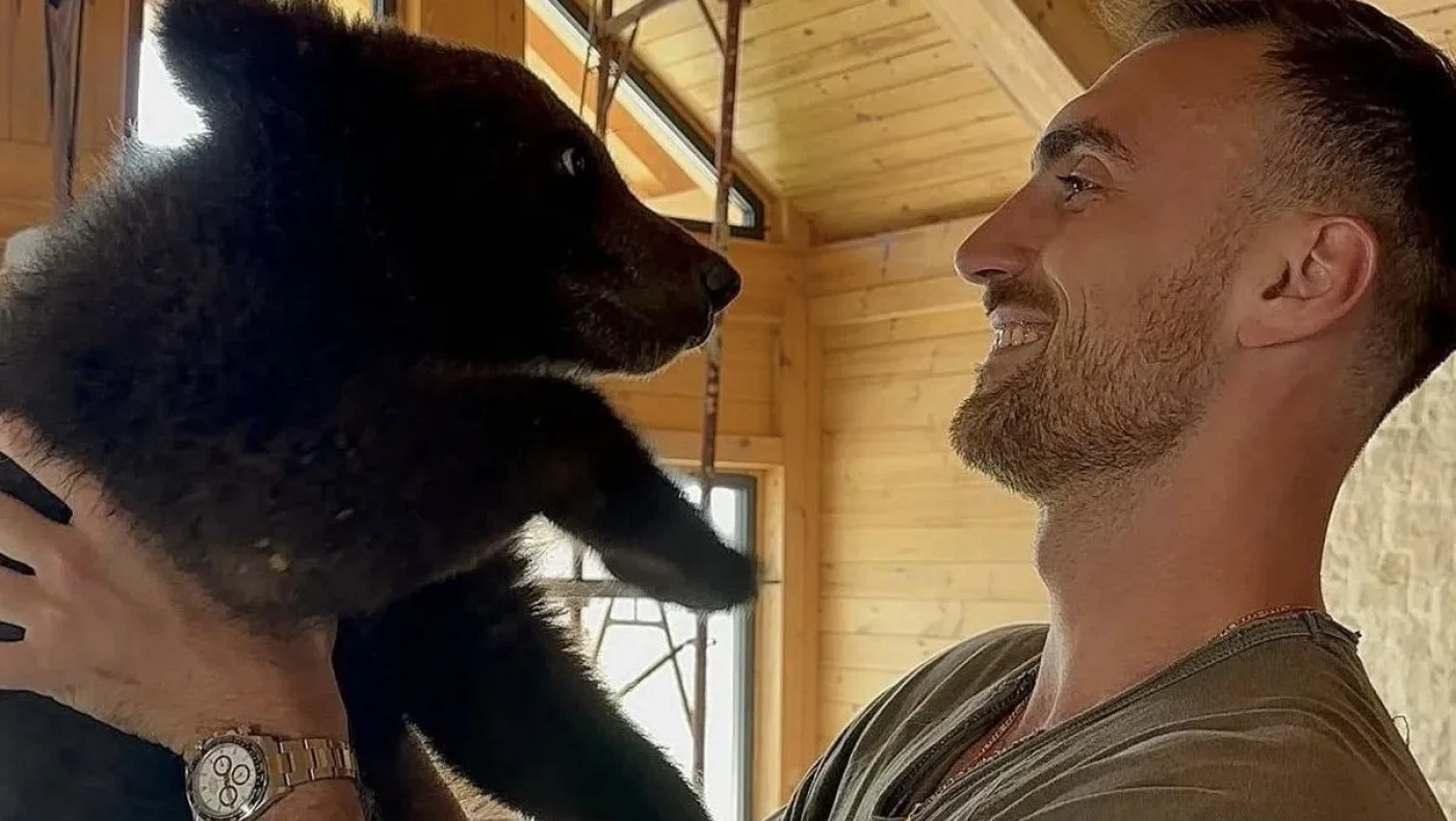 Στιγμές χαλάρωσης με ένα... αρκουδάκι για τον Μιλουτίνοβ