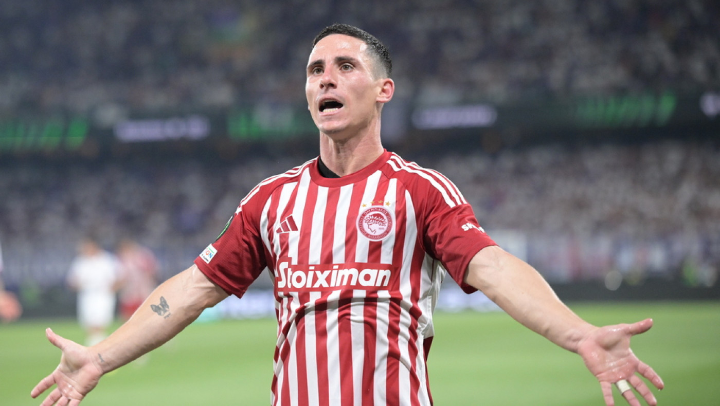 Ολυμπιακός: Κλήθηκε σε απολογία ο Ποντένσε για την ομπρέλα στην Allwyn Arena