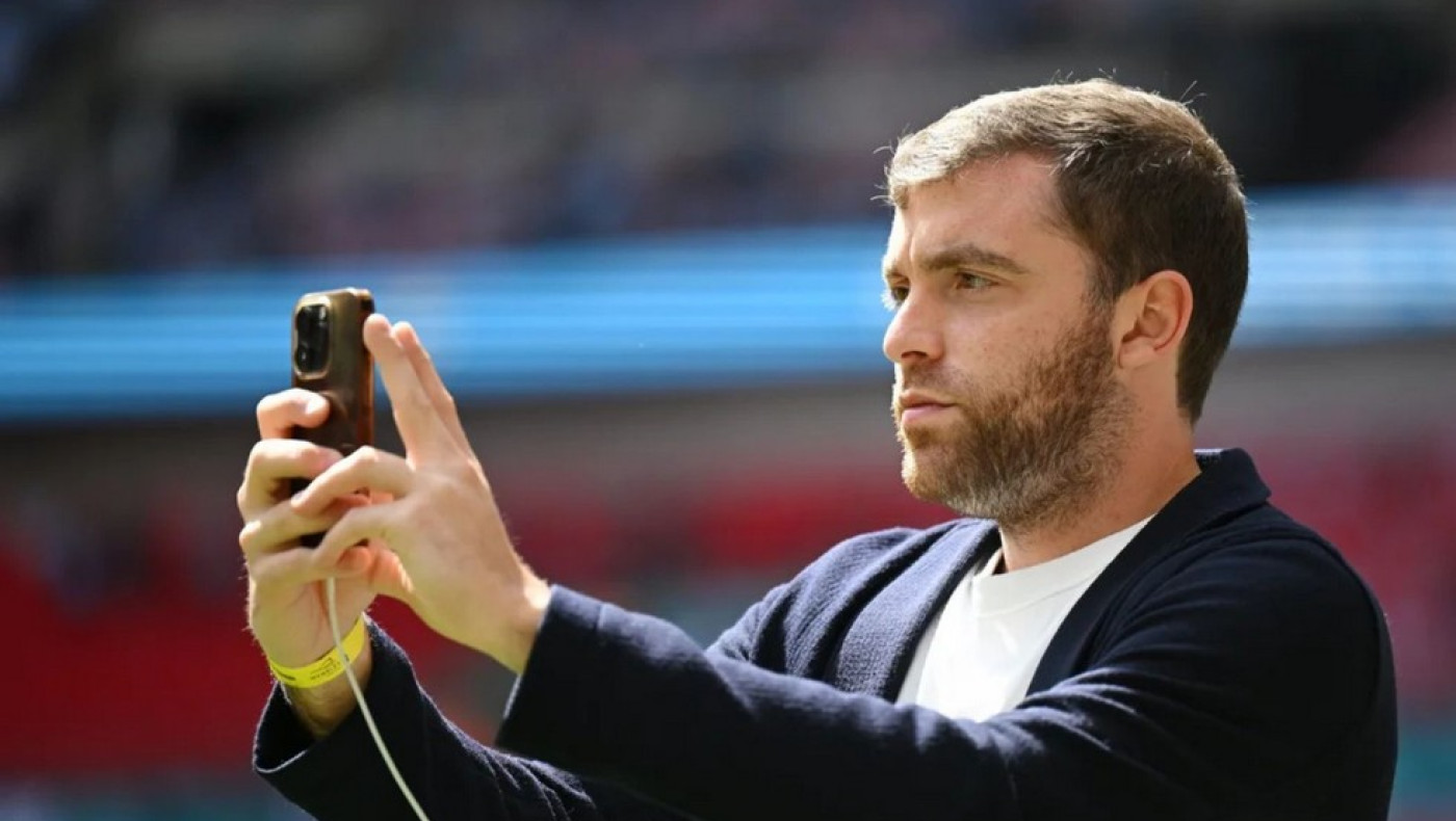 Φαμπρίτσιο Ρομάνο: Πώς ο «γκουρού» των μεταγραφών αποκαλύπτει πρώτος τα ποδοσφαιρικά νέα