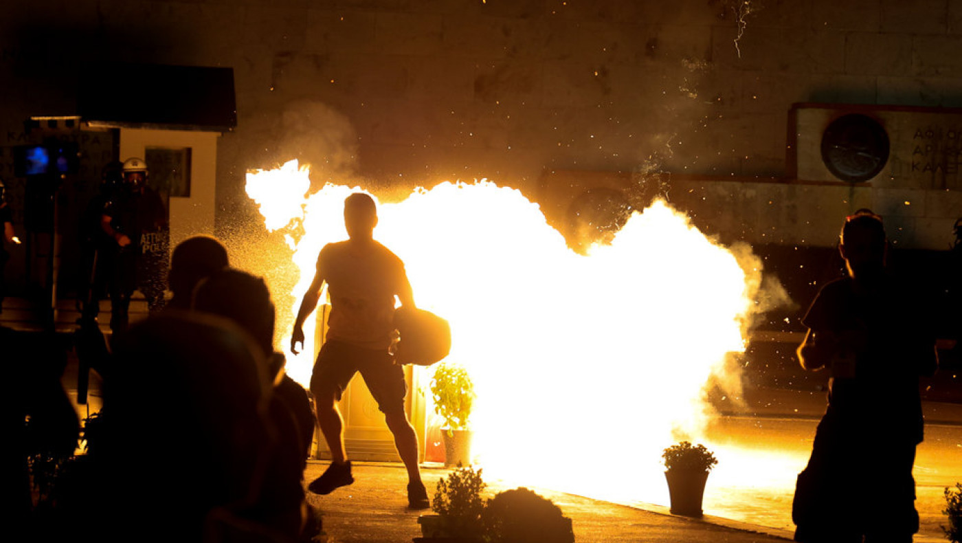 Τέμπη: Επεισόδια και μολότοφ μετά τη συγκέντρωση διαμαρτυρίας στο Σύνταγμα