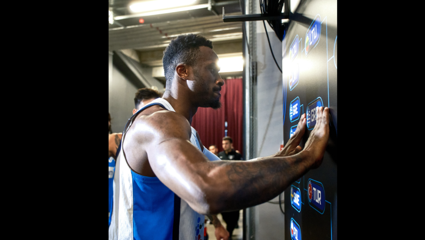 Eurobasket 2025: Ο Θανάσης Αντετοκούνμπο κόλλησε το αυτοκόλλητο α λα... Θανάσης