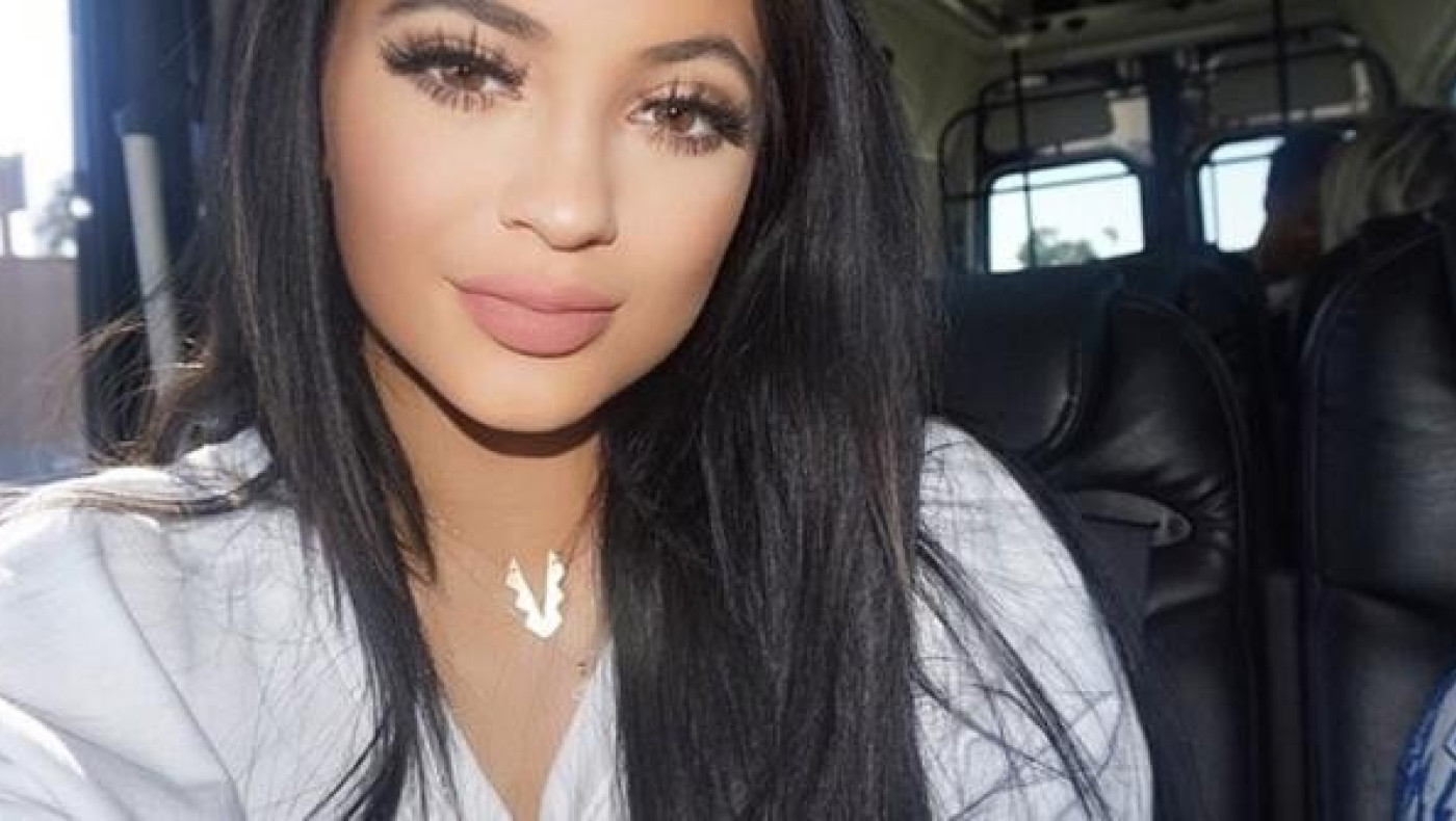 Η Κάιλι Τζένερ      μαγειρεύει    με    τα εσώρουχα (pics)