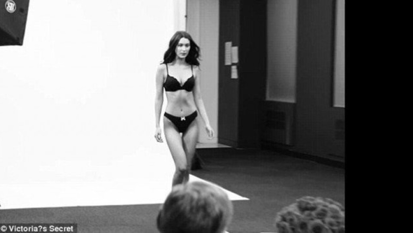 Η Μπέλα Χαντίντ κάνει το ντεμπούτο της στην Victoria’s Secret (pics)
