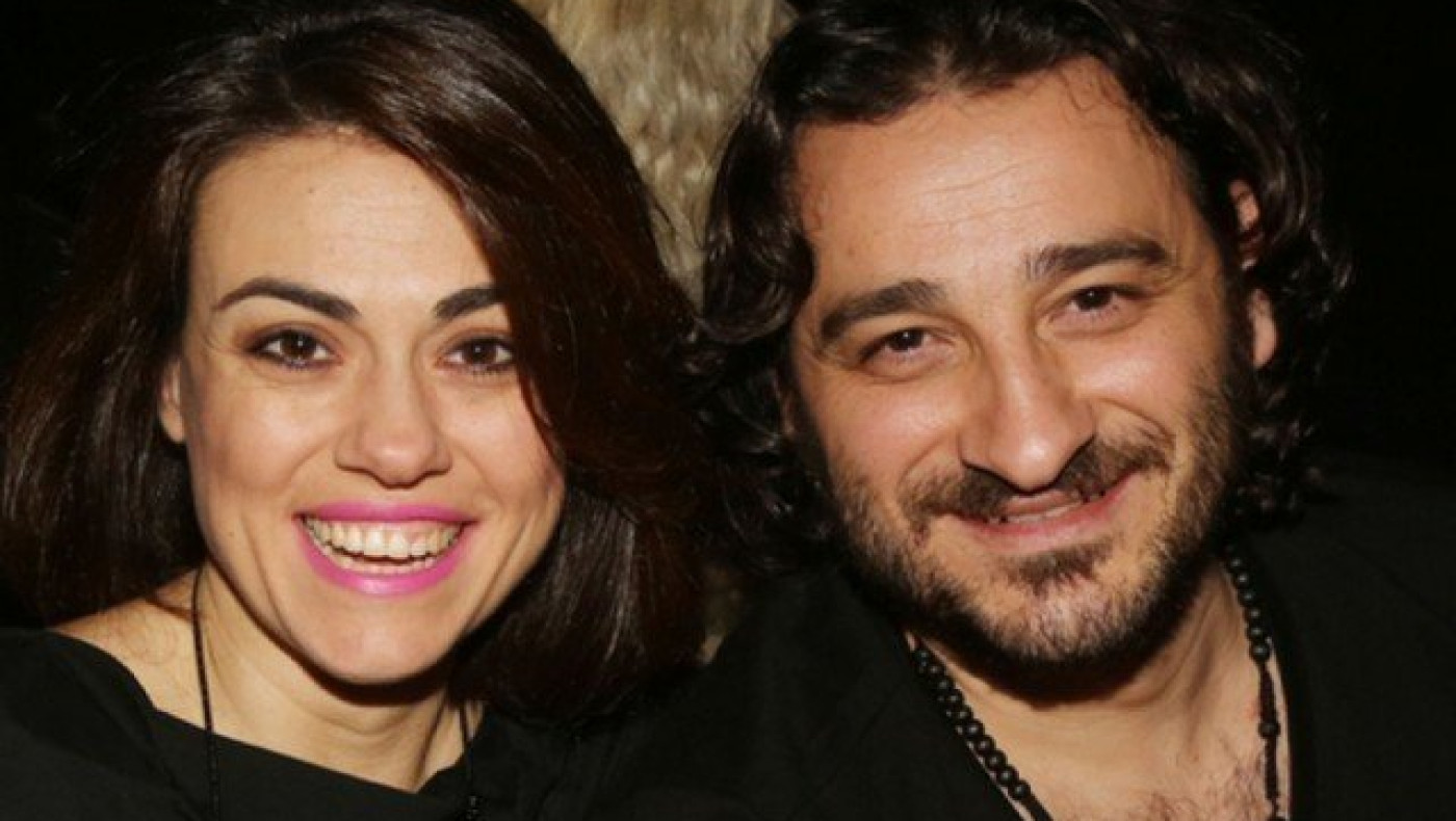 Από την τράπεζα στο... σανίδι η σύζυγος του Χαραλαμπόπουλου!