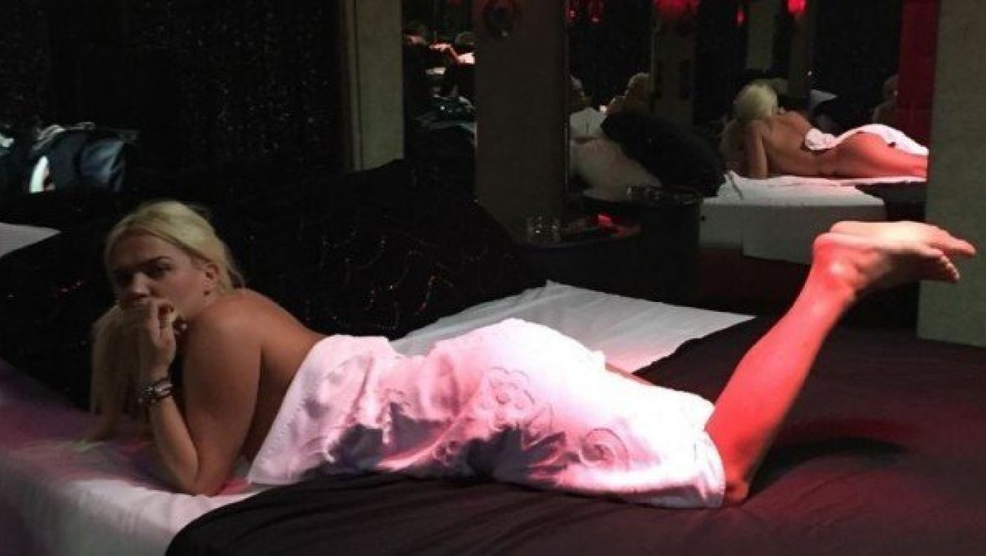 Ξανθιά Ελληνίδα στο κρεβάτι, ΜΟΝΟ με το ένα εσώρουχο! (pics)