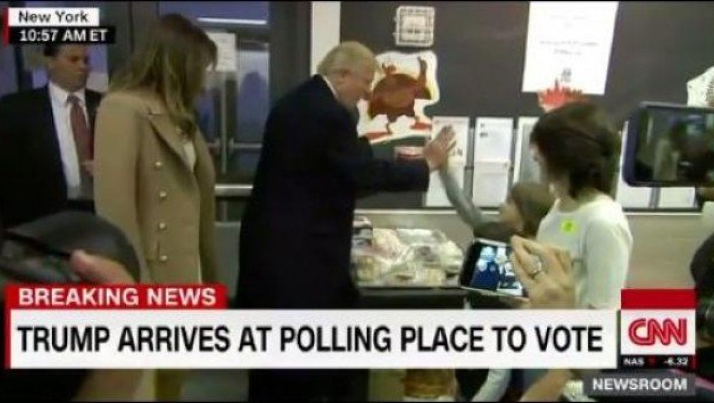 Εν μέσω αποδοκιμασιών & χειροκροτημάτων ψήφισε ο Τραμπ (ΒΙΝΤΕΟ)